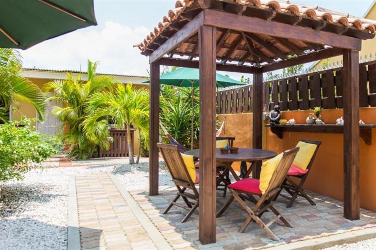 Carinas Studio Apartments Palm Beach Exterior photo