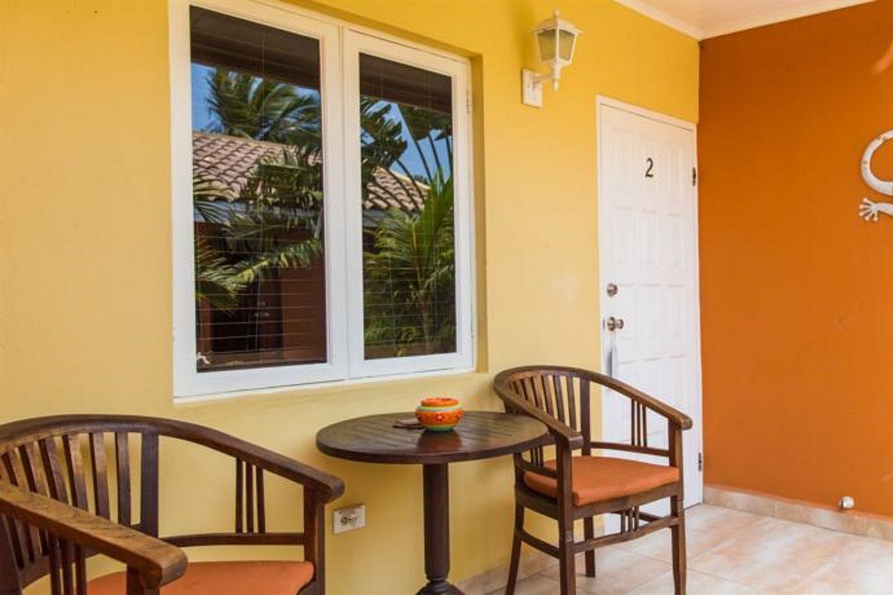 Carinas Studio Apartments Palm Beach Exterior photo